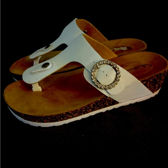 Woman’s white sandal size 8 - Picture 1 of 4